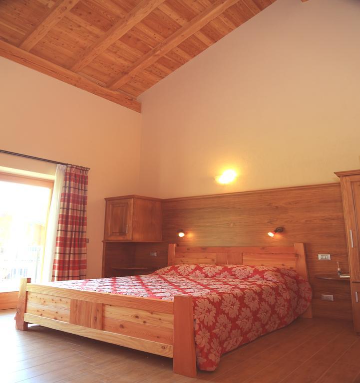 Village Paradis Roisan Room photo